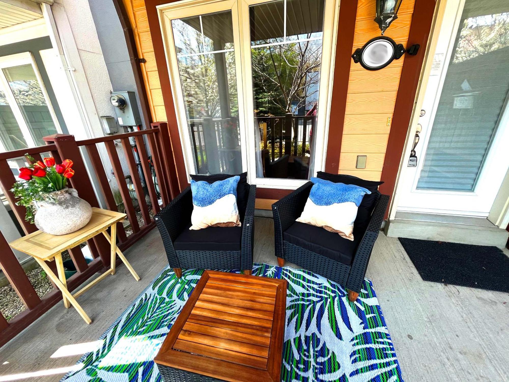 Stunning Rooms In Townhouse Across The Beach Торонто Экстерьер фото